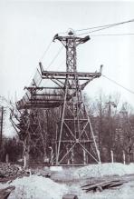 podp�ry  �. 1 a 2 se zav�enou ochrannou s�t� v m�st� p�echodu lanovky p�es �eleznici. Polohu op�t ur�uje budova �koly v pozad� / Foto : archiv Vlastislav Smutn�