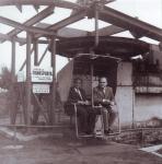 p�edv�d�n� lanovky zahrani�n�mu z�kazn�kovi. Vlevo pan Chakravarty vedouc� projektu n�kladn� lanovky Kangsabati v Indii, vpravo Franti�ek Bayer ze Strojexportu Praha / Foto : archiv Vlastislav Smutn�