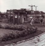pohled t�m�� v ose lanovky. Vp�edu podp�ry �.7 a �.6. Budova �koly v pozad� jasn� ur�uje polohu / Foto : archiv Vlastislav Smutn�